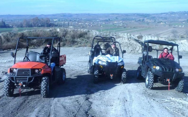 drei Buggys auf sandigem Gelände 